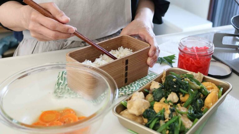 【お弁当作り】やみつきになるほうれん草!鶏むね肉のポパイ炒め弁当bento#786