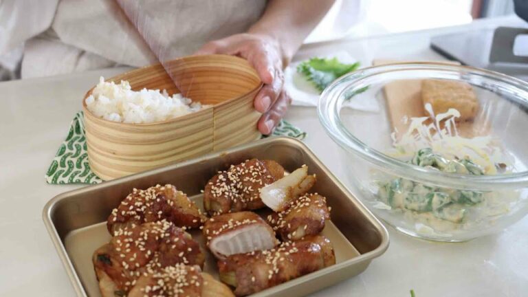 【お弁当作り】ご飯がご飯がすすむさん!新玉の肉巻き弁当bento#787