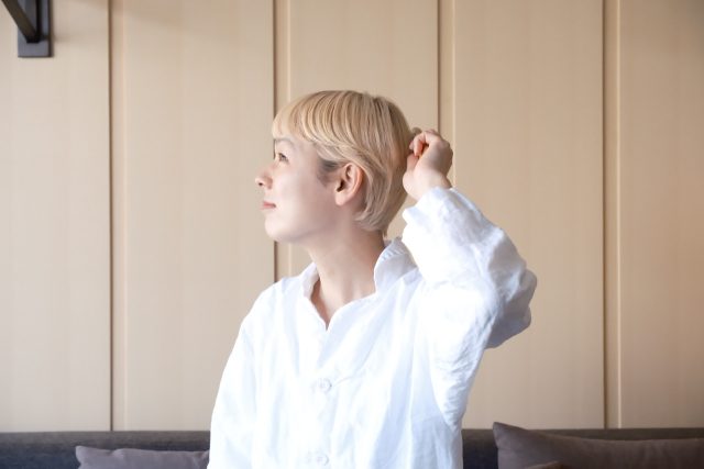 頭皮マッサージする女性