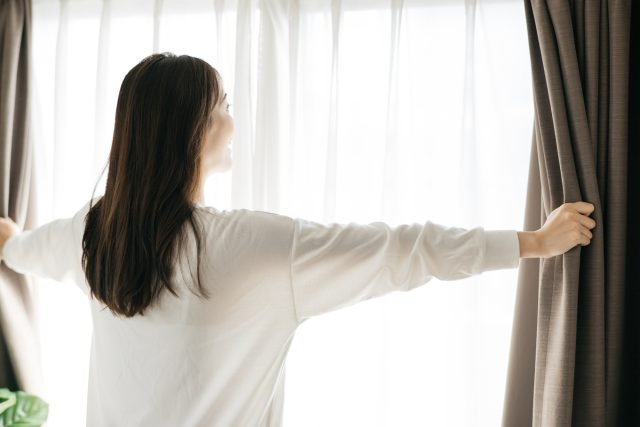 朝はカーテンを開けて