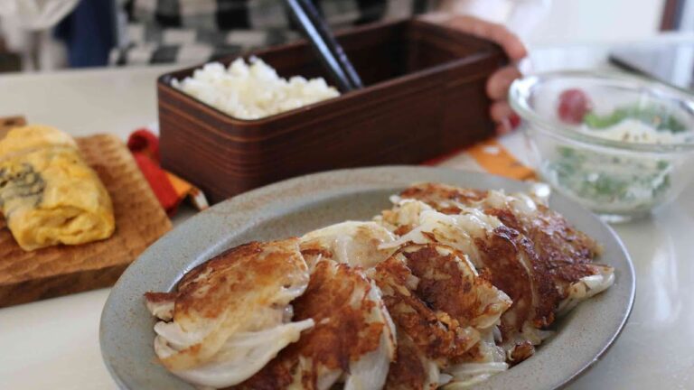 【お弁当作り】また食べたいと旦那がリクエストきたっ!玉ねぎとひき肉のガレット#884