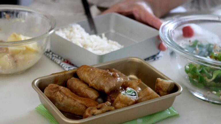 【お弁当作り】無限に食べたくなる。ご飯がすすむポリポリ肉巻き#886