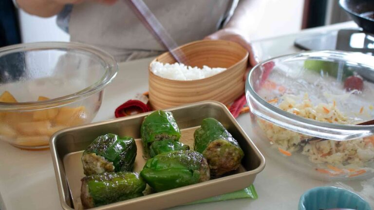 【お弁当作り】旦那がめっちゃ気に入った!丸ごとピーマンの肉詰め弁当bento#888