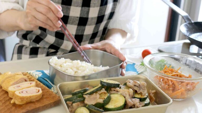 【お弁当作り】また食べたいと旦那がホレた!ズッキーニと豚こまのレモン炒め弁当bento#890