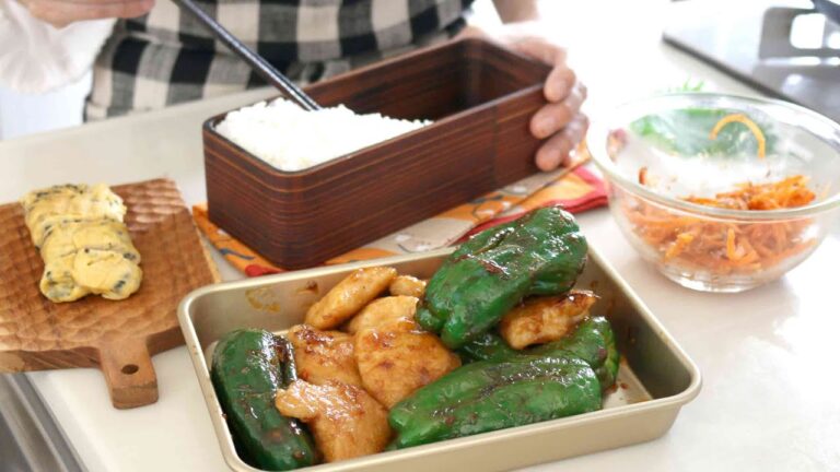 【お弁当作り】丸ごとピーマン炒めちゃいました!鶏むね肉のオイマヨ炒めbento#896