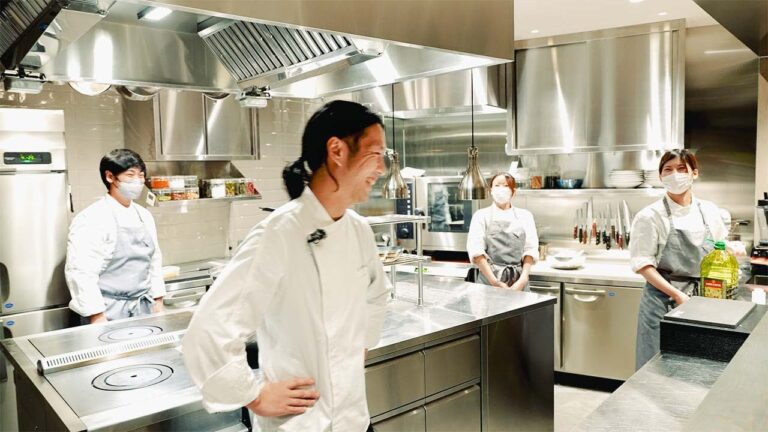 ジョージさんのお店がオープンすると聞いたので、準備中のキッチンにお邪魔しました【CIRPAS・George】｜クラシル #シェフのレシピ帖「番外編」