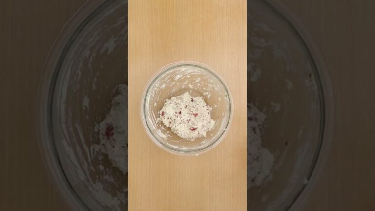 【揚げない!】いちごみるくドーナッツの作り方🍓【おうちであのドーナツを再現】 #shorts 【揚げない!】いちごみるくドーナッツの作り方🍓【おうちであのドーナツを再現】 #shorts