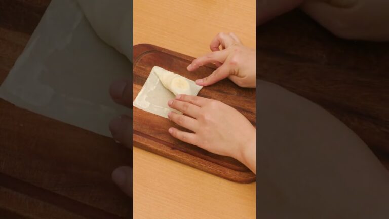 【春巻きの皮で】三角チョコバナナパイの作り方【オーブンいらず】#shorts 【春巻きの皮で】三角チョコバナナパイの作り方【オーブンいらず】#shorts