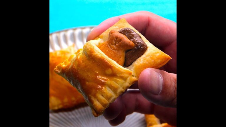 【寝てる？起きてる？】布団に入っているクマがかわいすぎる / Sleeping Bear Chocolate Pastry #shorts
