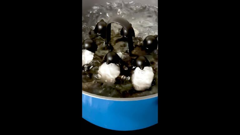【アレに入れるだけでツルッとキレイなゆで卵！？】 / How to Boil Eggs with Penguin?! #shorts