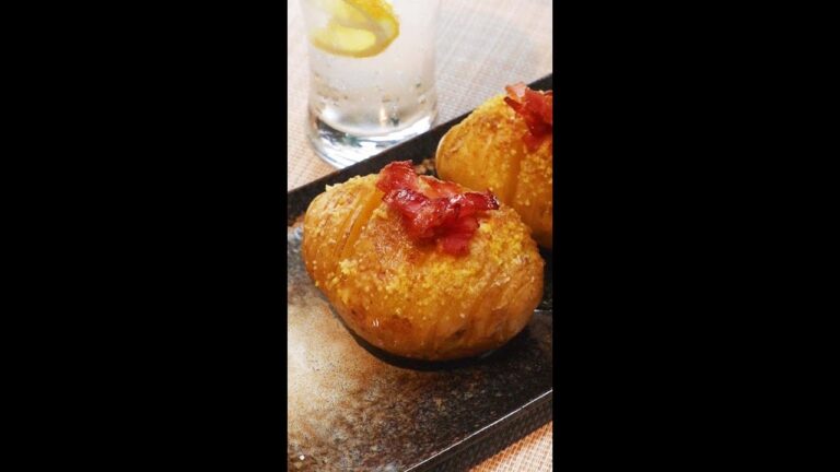 【背徳ポテト】お酒が止まらなくなるチーズカレーベイクドポテト / Cheese Curry Baked Potatoes #Shorts 【背徳ポテト】お酒が止まらなくなるチーズカレーベイクドポテト / Cheese Curry Baked Potatoes #Shorts