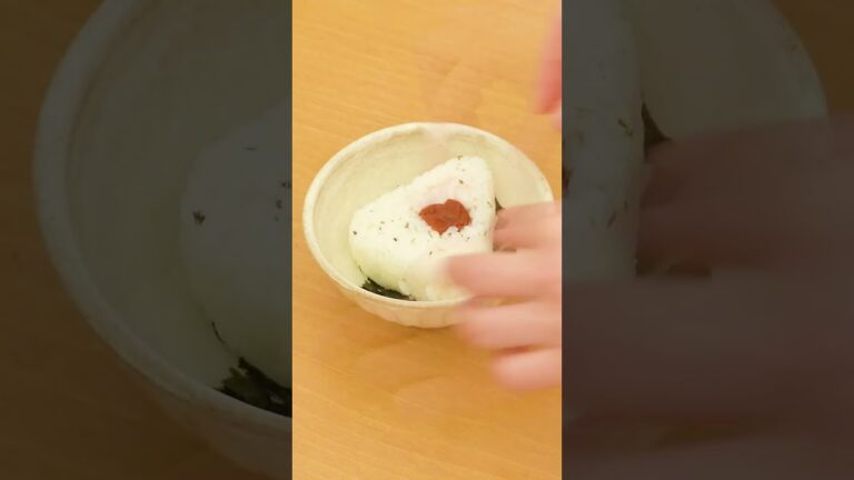【コンビニで完結】即席おにぎり茶漬けの作り方 #Shorts