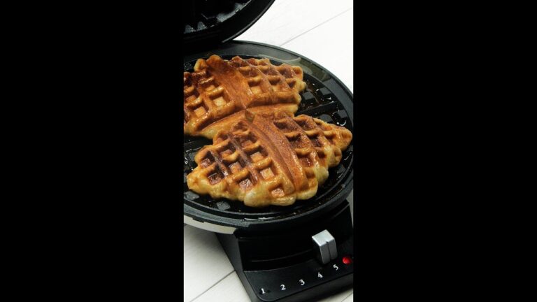 【クロワッサンをワッフルメーカーで焼くだけ！】簡単すぎるぞ♡クロッフル / Croffles #Shorts