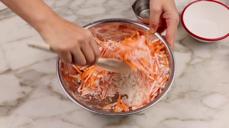 「大豆とにんじんのエスニックかき揚げ」の作り方