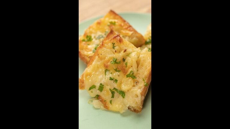 コレは背徳感が強すぎる...ガーリックグラタンパン / Cheese Garlic Bread #shorts