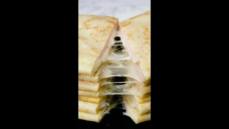 【トロトロチーズで満足感高め】ハムチーズクレープ！ / Ham and Cheese Crepes #shorts