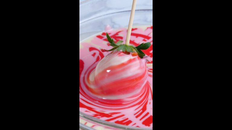 【簡単にマーブル状に！】ホワイトチョコで作るいちごチョコポップ！ / Marbled Chocolate Covered Strawberries #Shorts
