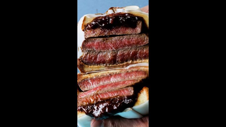 【断面！ド迫力！！】300gの柔らかステーキサンド♡ / Steak Sandwich #Shorts