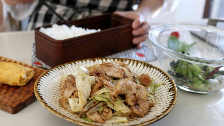 【お弁当作り】キャベツがシャキシャキでうまっ!豚こまとキャベツのガリバタしょう油炒め弁当bento#912