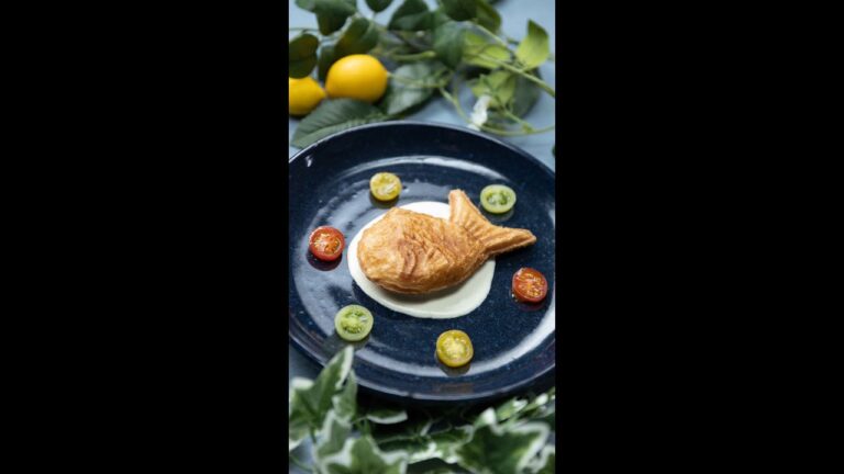 【高級フレンチのおいしさ!?】たい焼きみたいな真鯛のパイ包み / Taiyaki-like Pie #shorts 【高級フレンチのおいしさ!?】たい焼きみたいな真鯛のパイ包み / Taiyaki-like Pie #shorts