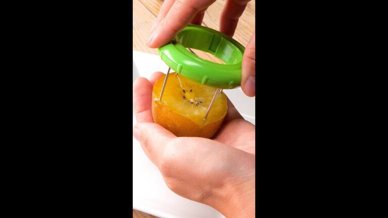 【便利すぎる】包丁を使わずに一瞬で4分割する方法 / How to Use a Kiwi Peeler #shorts