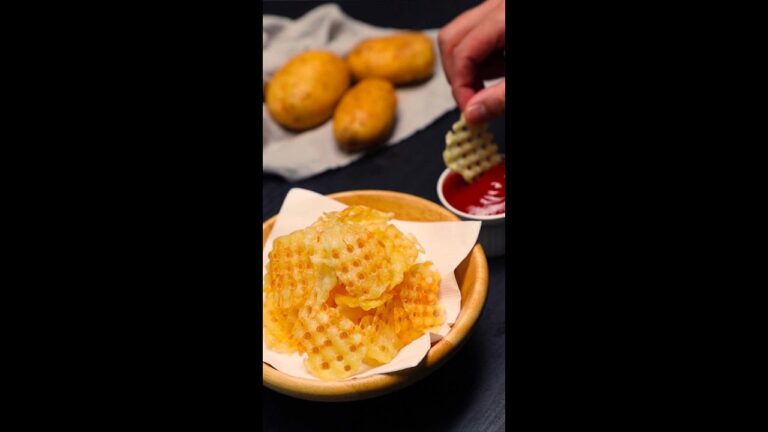 【〇〇を使うだけであのポテチが作れちゃう!?】カリッカリ♪やみつきワッフルポテトチップス / Waffle Potato Fries #Shorts 【〇〇を使うだけであのポテチが作れちゃう!?】カリッカリ♪やみつきワッフルポテトチップス / Waffle Potato Fries #Shorts