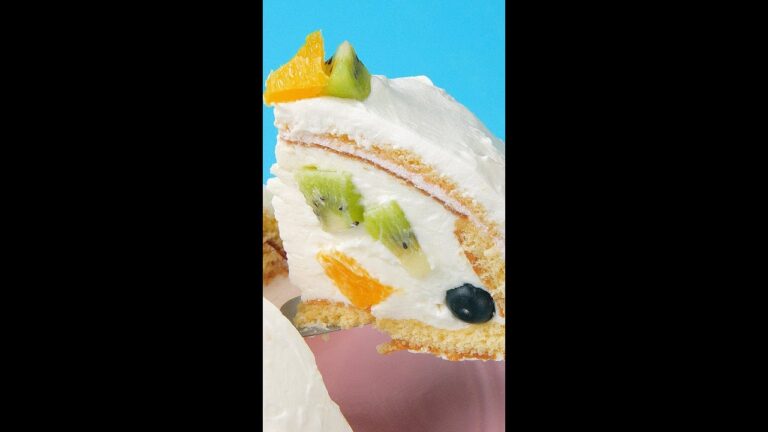 【スポンジ不要♡】あの人気菓子パンで超簡単ケーキ!! / Easy Cake with Store-bought Strawberry Bread #Shorts 【スポンジ不要♡】あの人気菓子パンで超簡単ケーキ!! / Easy Cake with Store-bought Strawberry Bread #Shorts