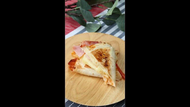 【こんな食べ方は知らなかった！】折りたたんで作る♪進化系トルティーヤサンド / Tortilla Sandwiches #shorts