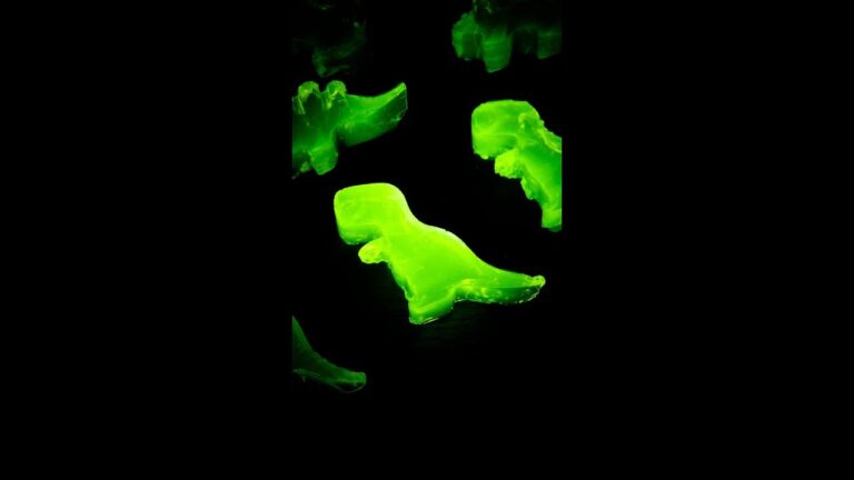 【どうなってるの？！】アレを入れるとグミが光る☆ / Glowing Gummy Candies #shorts