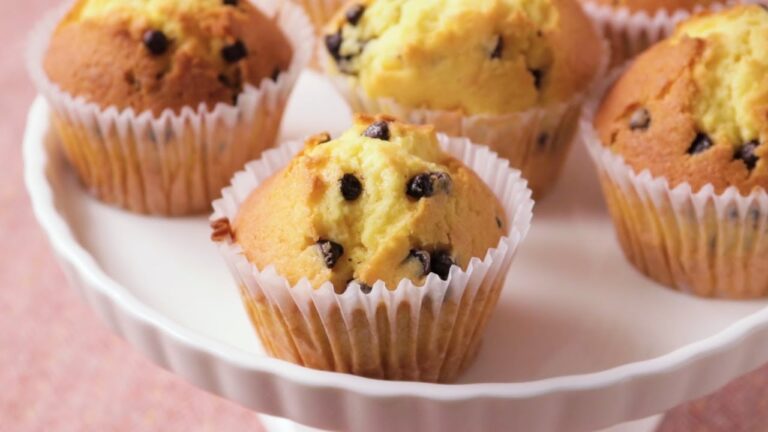 混ぜるだけで簡単チョコチップカップケーキ | kurashiru [クラシル]