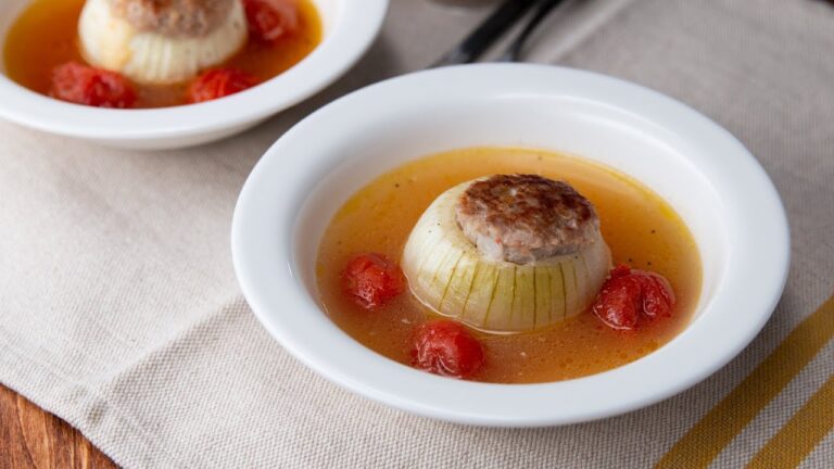 新玉ねぎ丸ごと使ったオニオンバーグ♪ / Stuffed Onion Stew 新玉ねぎ丸ごと使ったオニオンバーグ♪ / Stuffed Onion Stew