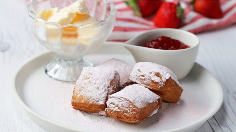 いちご香る♪シュガーベニエ〜フランスのお布団みたいなドーナツ〜/ Strawberry Sugar Beignets いちご香る♪シュガーベニエ〜フランスのお布団みたいなドーナツ〜/ Strawberry Sugar Beignets