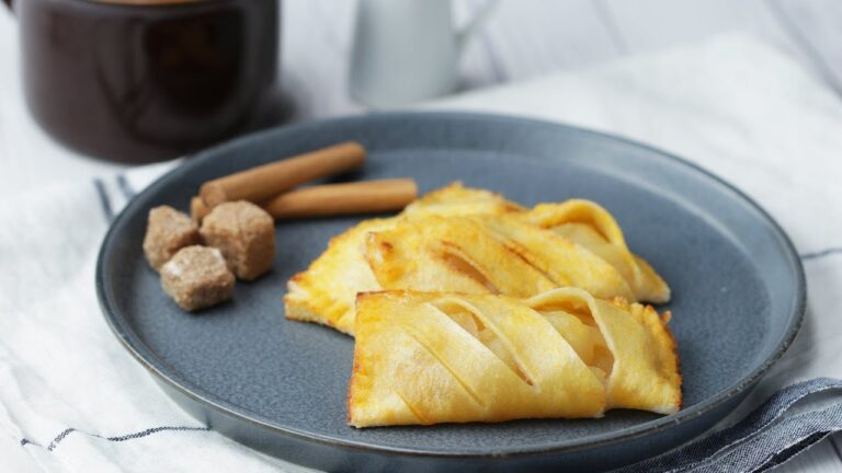 食パンで作るアップルパイ♪〜いつでも簡単パイ不使用！〜 / White Bread Apple Pie