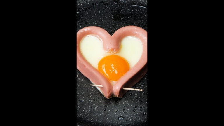【絶対やって！】目玉焼きを激ウマにする裏技♡超簡単！！ / Heart Shaped Eggs #Shorts