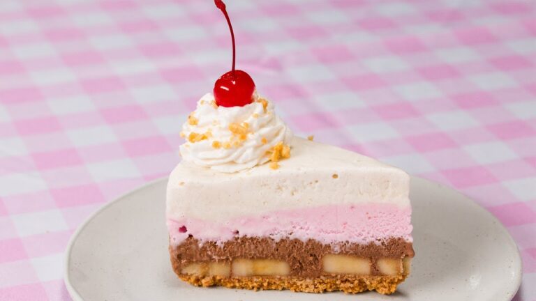 バナナとアイスの大ボリューム！スプリットクリームケーキ