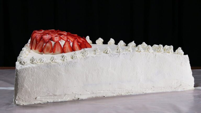 超巨大！！！いちごのショートケーキ