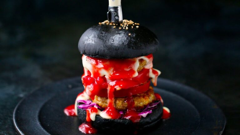 とろけるチーズとストロベリーソースとがジュワッと絡みあうボンベロ スペシャルバーガー とろけるチーズとストロベリーソースとがジュワッと絡みあうボンベロ スペシャルバーガー