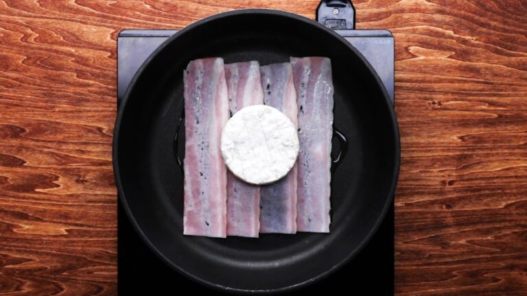 丸ごと1個！とろ〜りカマンベールチーズのお好み焼き