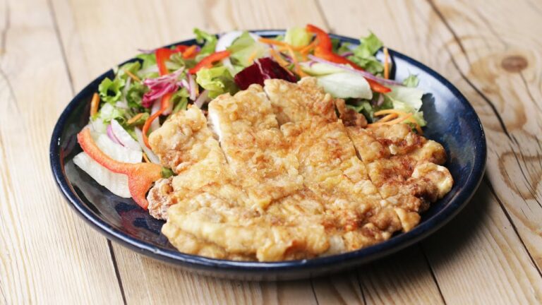 カリッとジューシー！台湾風巨大フライドチキン