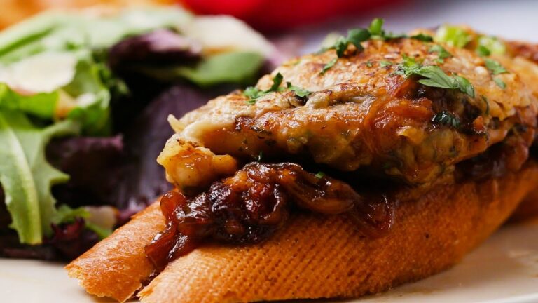 パンにのせてガブリ！たっぷりチーズのオニオンチキン