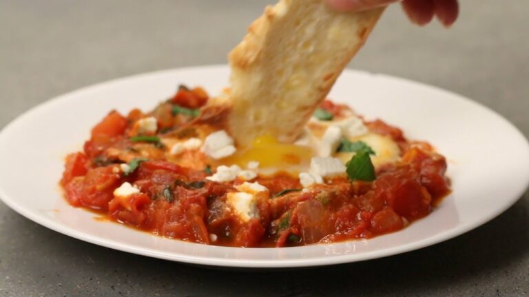 スパイシートマトソース・ポーチドエッグのせ
