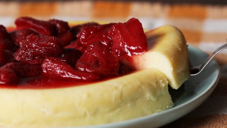 炊飯器でなめらかチーズケーキ🍓 いちごのコンポート添え