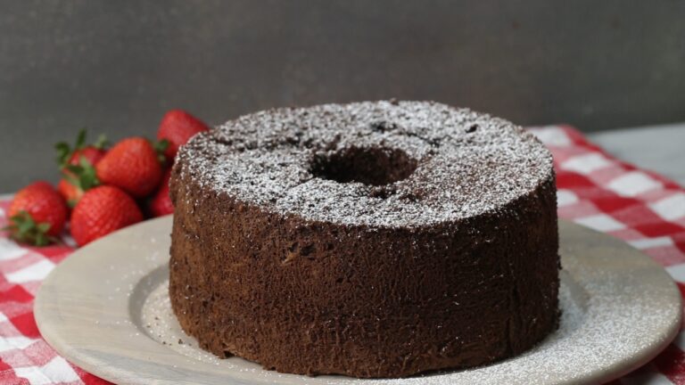 いちごを添えて🍓 ふわもち食感のチョコレート・シフォンケーキ いちごを添えて🍓 ふわもち食感のチョコレート・シフォンケーキ