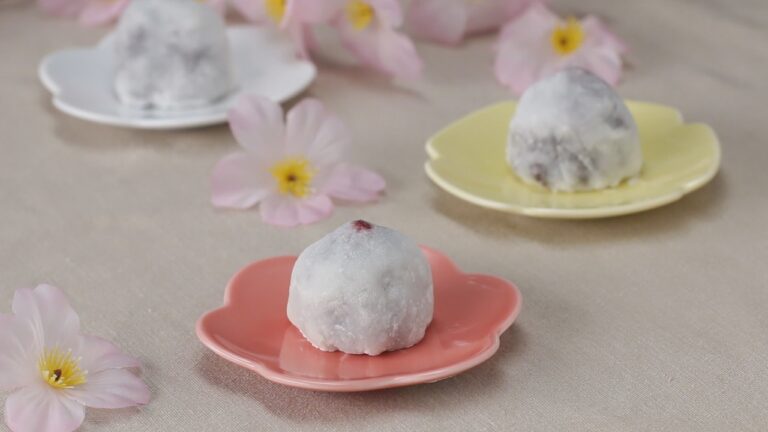 レンジで簡単! てのひらサイズの苺大福🍓 レンジで簡単! てのひらサイズの苺大福🍓