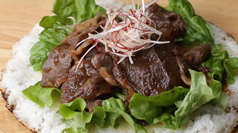 フライパンひとつで！たっぷりチーズの焼き肉サラダライスピザの作り方