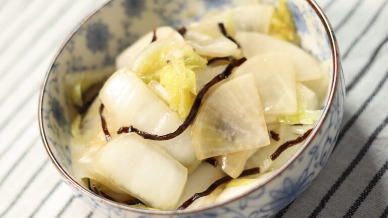 【漬物】塩昆布とごま油で白菜と大根の浅漬けの作り方｜漬物レシピ｜塩昆布とごま油を使って白菜を浅漬けにしました。白菜はシャキッと大根はぽりぽり食感のご飯にも合う浅漬けです！