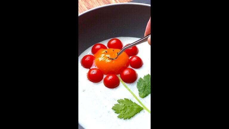 【超簡単】トマトと三つ葉でお花の形に！目玉焼きのアレンジレシピ / Flower Fried Eggs #shorts