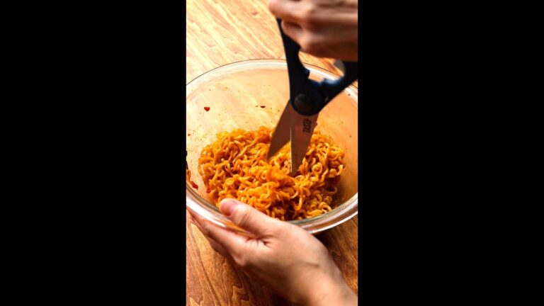 【絶対にやってみて】辛ラーメンを使ったチーズギョーザの簡単レシピ！ / Ramen Cheese Dumplings #shorts