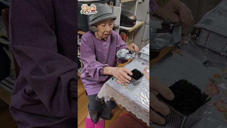 91歳ばあちゃんが KIRKLAND 韓国のりを使っておむすびを作ってくれた。＃shorts