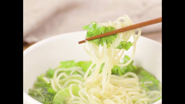 エスニック風にアレンジ  たっぷりパクチーの塩ラーメン ｜ moguna[モグナ]